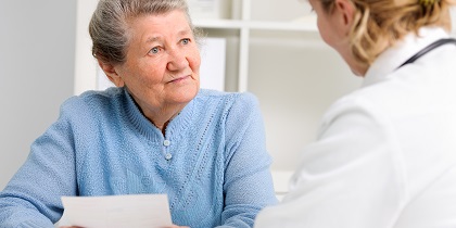 Patient tells the doctor about her health complaints